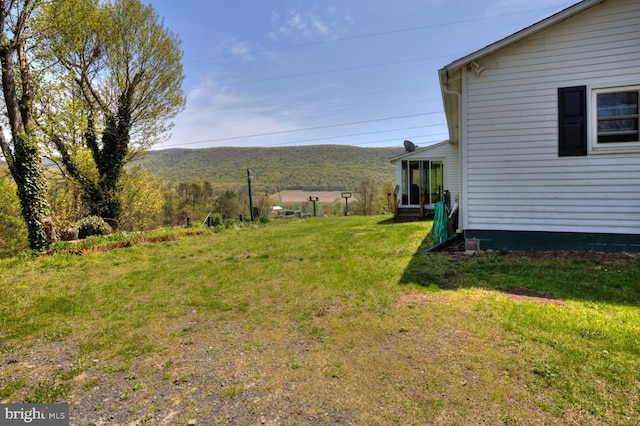 view of yard featuring a mountain view