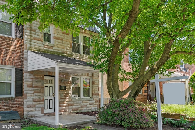 view of front facade with stone siding