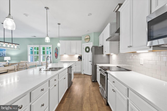 kitchen with a sink, white cabinetry, appliances with stainless steel finishes, tasteful backsplash, and dark wood-style floors