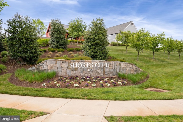 community sign featuring a yard