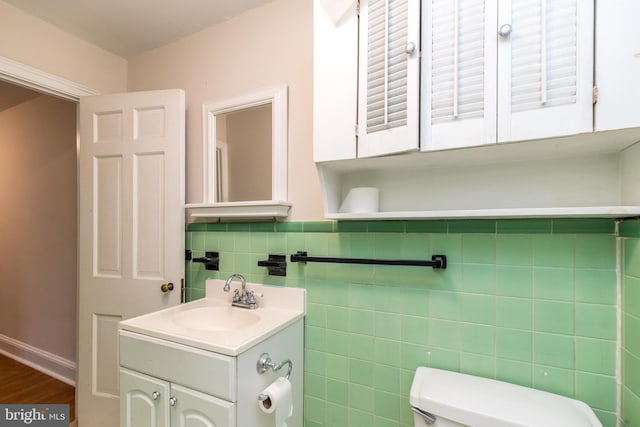 2948 Normandy Rd, Ardmore, PA 19003 - bathroom featuring toilet, vanity, tile walls, wood finished floors, and baseboards