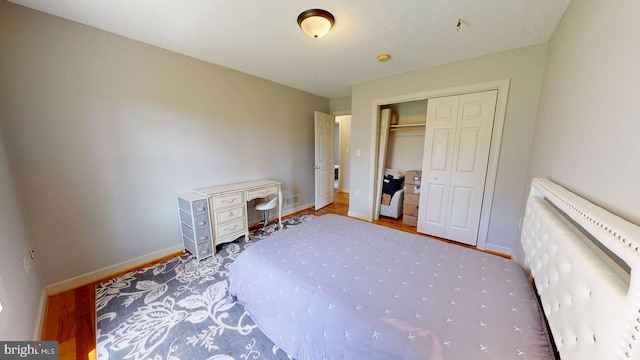 609 Quartzite Cir, Winchester, VA 22601 - bedroom featuring baseboards, wood finished floors, visible vents, and a closet