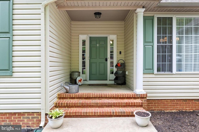 entrance to property featuring crawl space