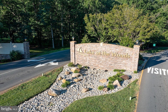 view of community / neighborhood sign