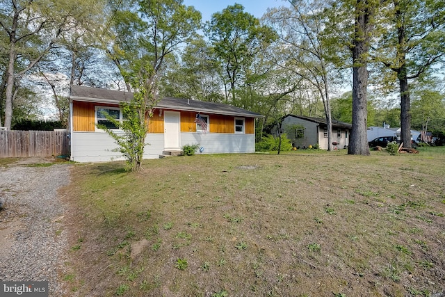 view of front of house featuring a front lawn and fence