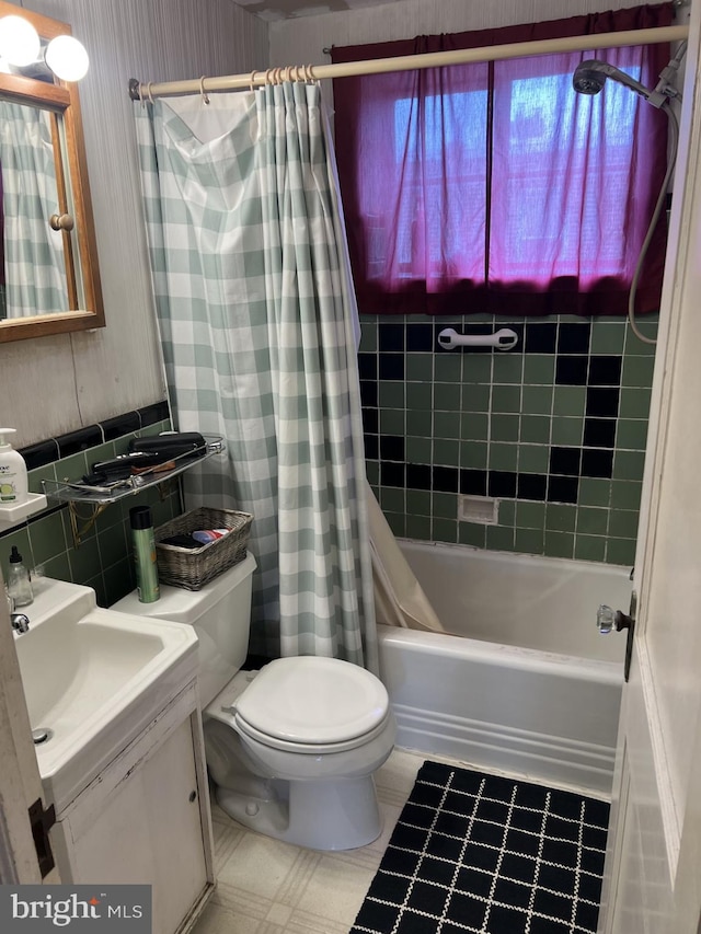 4207 Bleigh Ave, Philadelphia, PA 19136 - full bath featuring vanity, backsplash, toilet, and shower / tub combo with curtain
