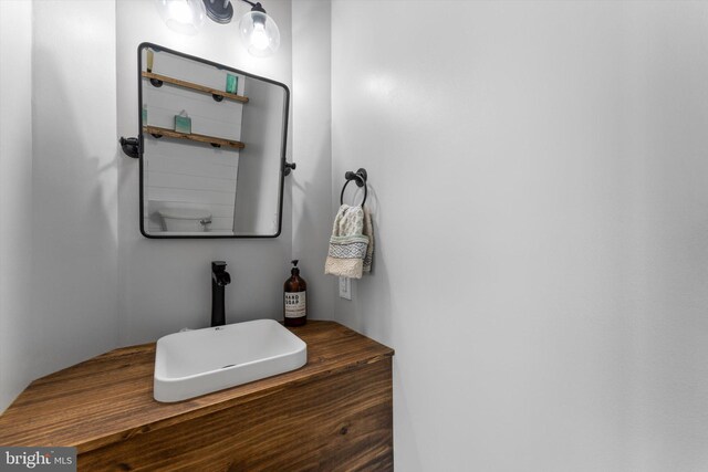 bathroom featuring a sink