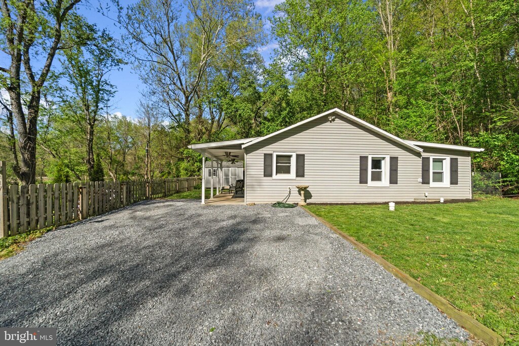 417 Twin Arch Rd, Mount Airy, MD 21771 - exterior space featuring fence, a front yard, and gravel driveway