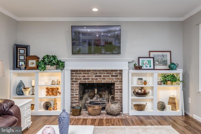 living area featuring baseboards, ornamental molding, recessed lighting, and wood finished floors