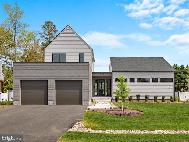 view of front of home featuring fence, driveway, and a front yard