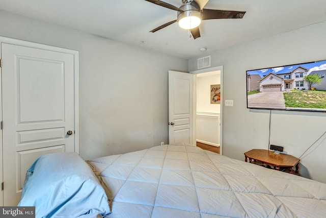 bedroom with ceiling fan