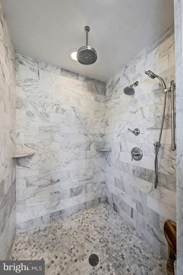 full bathroom featuring a tile shower