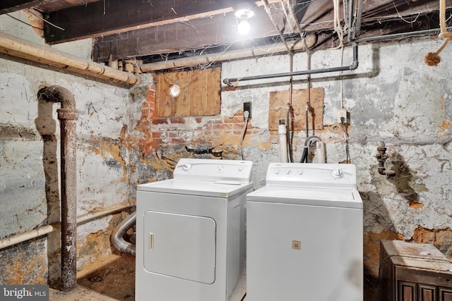 laundry room with laundry area and washing machine and dryer