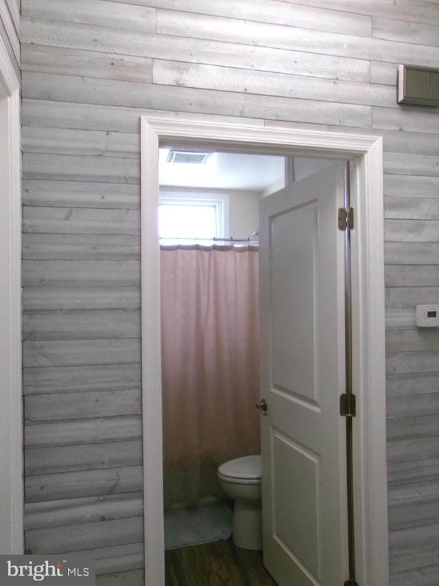 8807 Fearne Ave, Baltimore, MD 21234 - full bathroom featuring visible vents, a shower with shower curtain, wood finished floors, and toilet