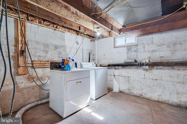 washroom with laundry area and independent washer and dryer
