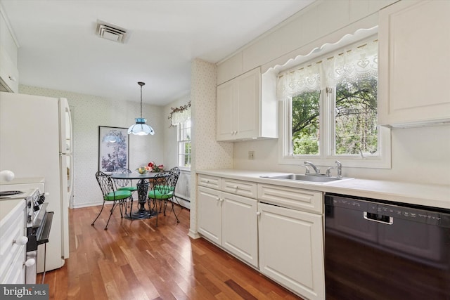 kitchen with visible vents, electric stove, dishwasher, and wallpapered walls