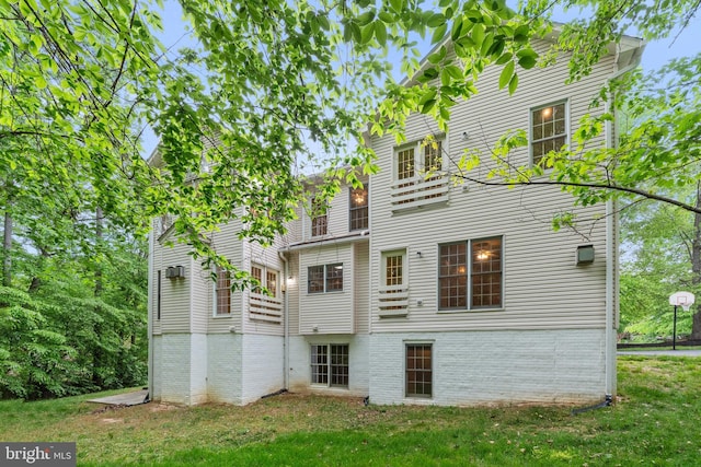 12850 Salmon Run Ct, Manassas, VA 20112 - rear view of house with a yard