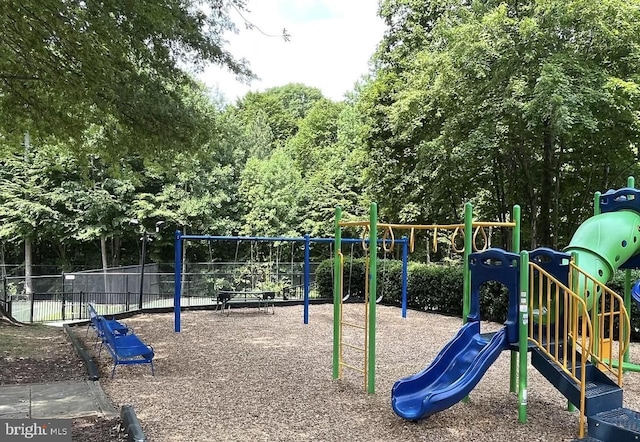 12850 Salmon Run Ct, Manassas, VA 20112 - communal playground featuring fence