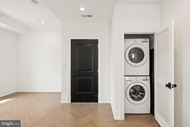 washroom with laundry area, visible vents, baseboards, stacked washer and clothes dryer, and recessed lighting