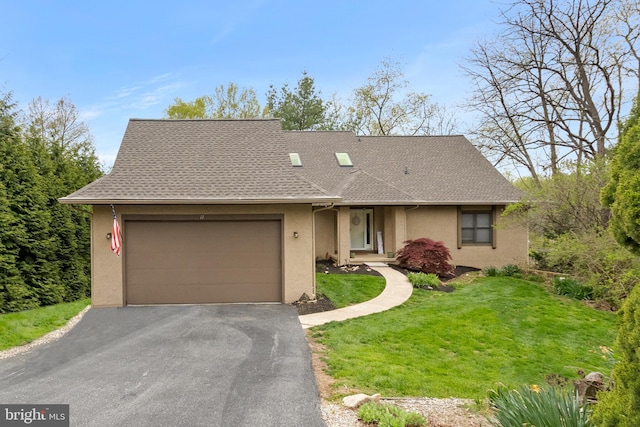 view of front of house featuring a garage, a front lawn, stucco siding, a shingled roof, and driveway