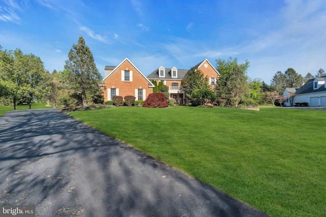view of front facade featuring a front lawn and driveway