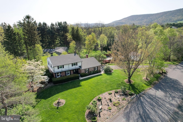 birds eye view of property featuring a forest view