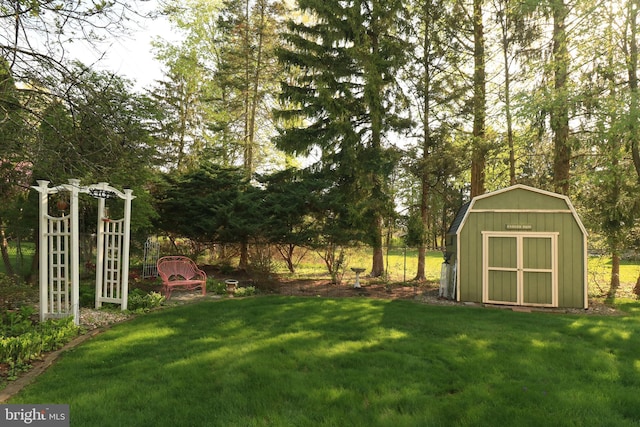 view of yard featuring an outdoor structure and a storage shed