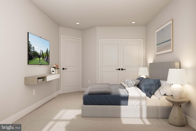 bedroom featuring carpet floors, recessed lighting, baseboards, and a closet