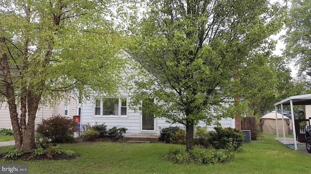 view of front of home with an outdoor structure, a storage shed, and a front yard