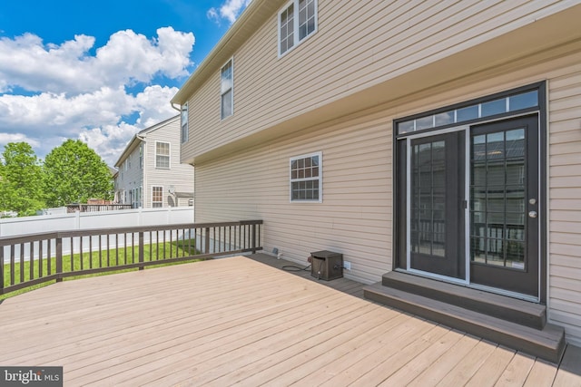 907 Whistling Duck Dr, Upper Marlboro, MD 20774 - wooden deck with fence