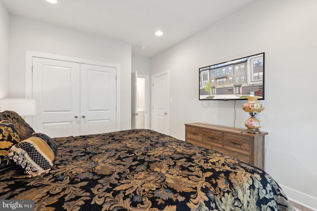 bedroom with recessed lighting and a closet