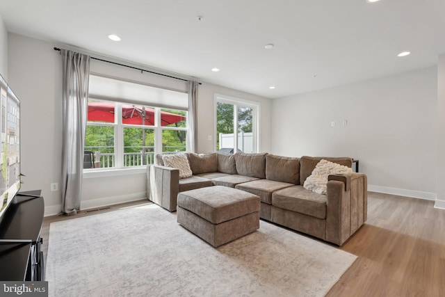 living area featuring recessed lighting, baseboards, light wood finished floors, and visible vents