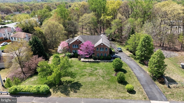 birds eye view of property featuring a wooded view