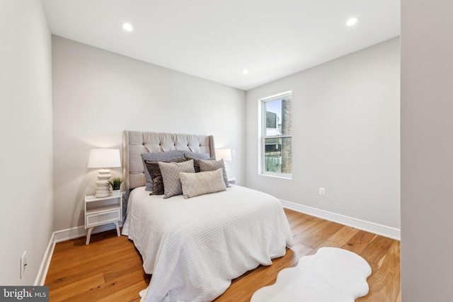bedroom with light wood-style floors, recessed lighting, and baseboards