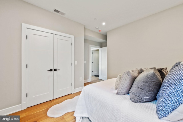 bedroom featuring visible vents, recessed lighting, light wood-style floors, and baseboards