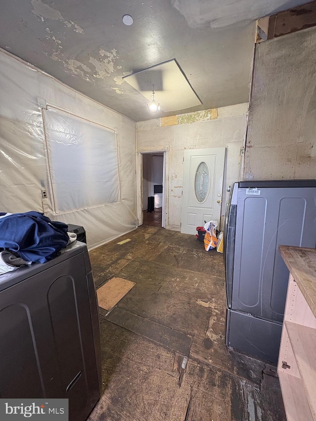 misc room with washer / dryer