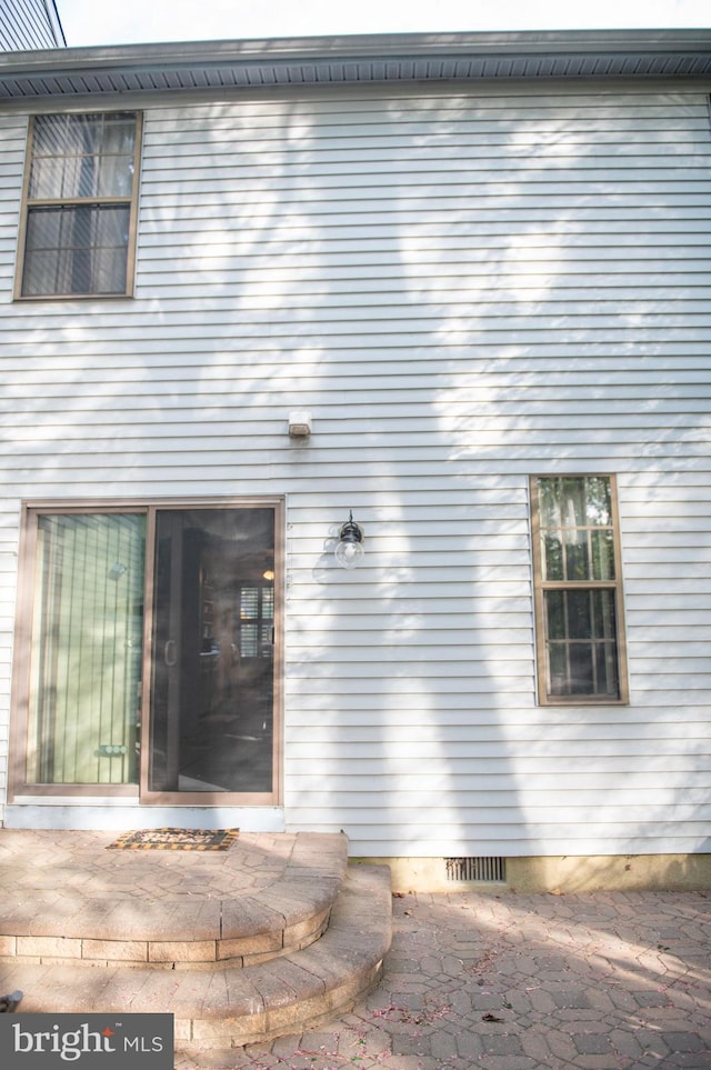 entrance to property featuring crawl space