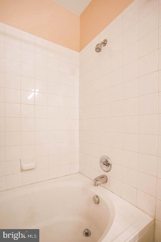 full bathroom with washtub / shower combination