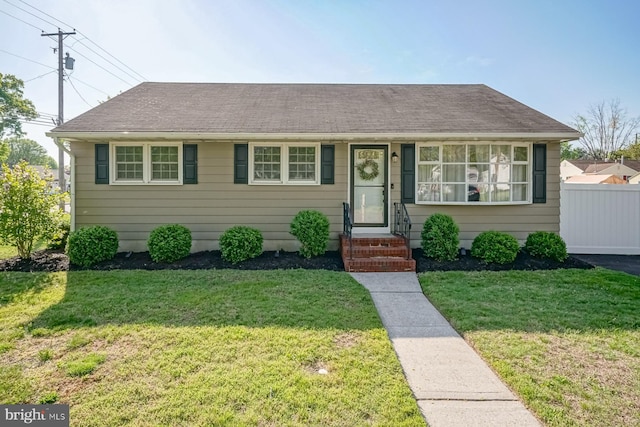 20 Aspen Dr, Pennsville, NJ 08070 - ranch-style home featuring roof with shingles, fence, and a front yard