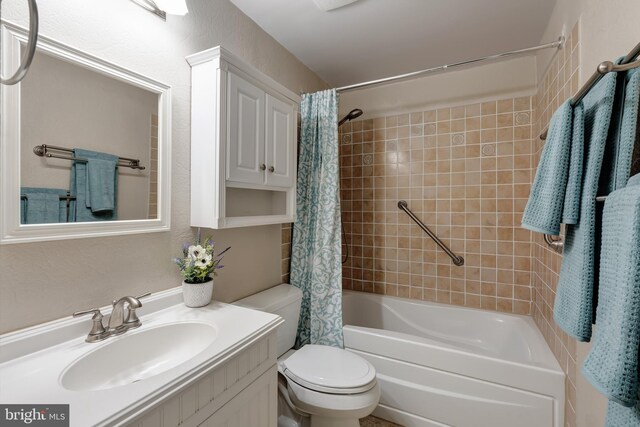15926 Uppsala Ct, Woodbridge, VA 22191 - bathroom featuring toilet, shower / bath combo, and vanity