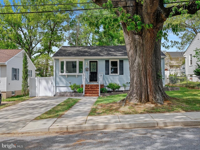 view of front facade featuring fence and driveway