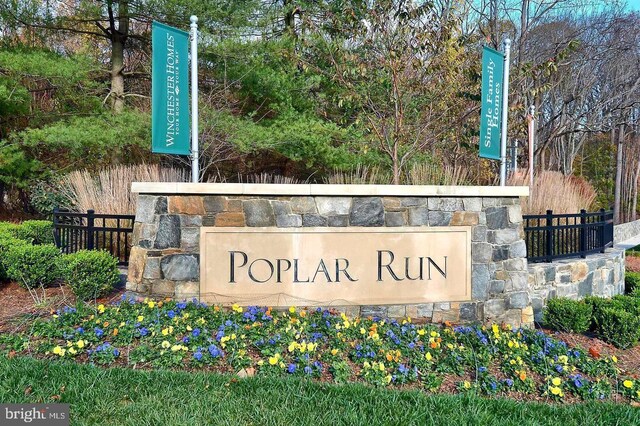 view of community / neighborhood sign
