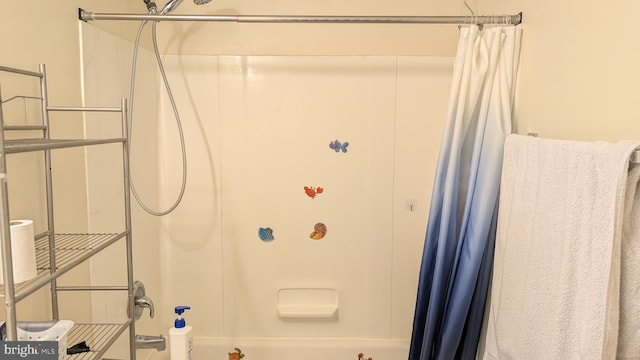 full bath with shower / bath combo with shower curtain