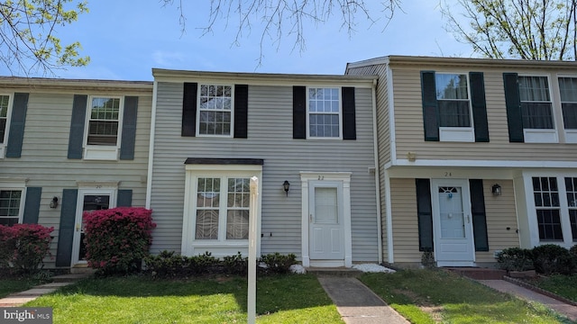 multi unit property featuring a front yard