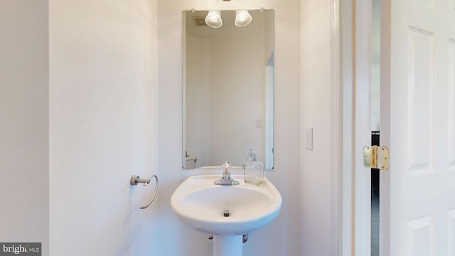 bathroom featuring a sink