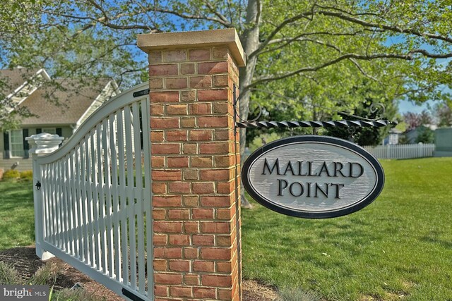 community sign with a lawn