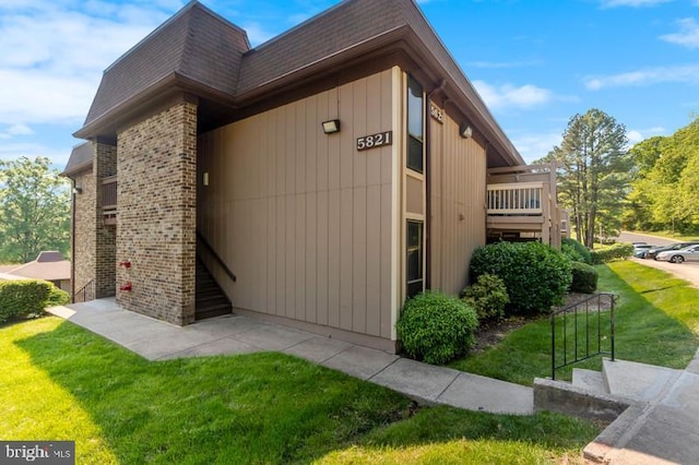 5821 Royal Ridge Dr Unit F, Springfield, VA 22152 - view of property exterior featuring a yard