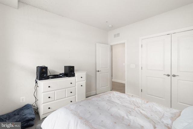 10424 Ratcliffe Trl, Manassas, VA 20110 - carpeted bedroom featuring baseboards, a closet, and visible vents