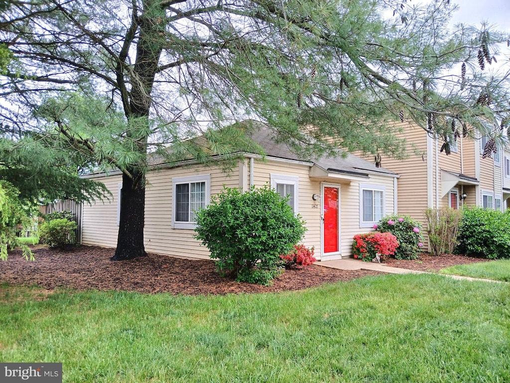11427 Ledbury Way, Germantown, MD 20876 - view of front facade featuring a front lawn