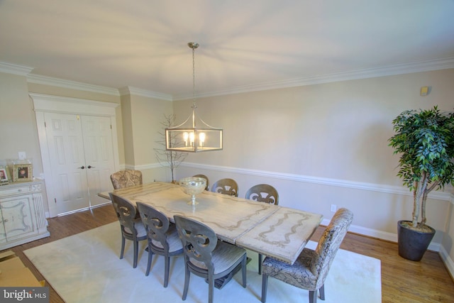 9724 Middleton Ridge Rd, Vienna, VA 22182 - dining room featuring crown molding, wood finished floors, and a notable chandelier